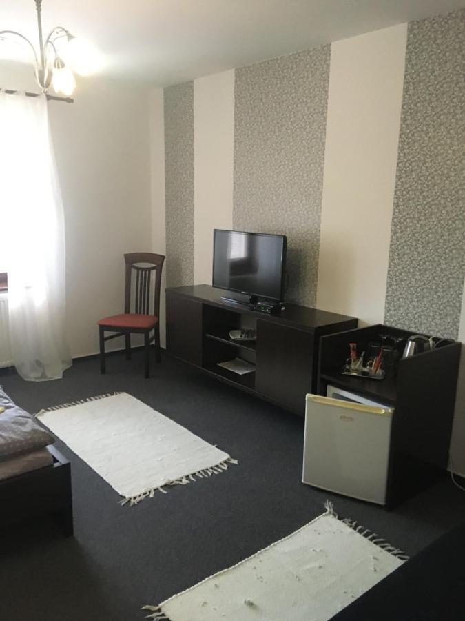Penzion A Pivnice Varna Velká Bystřice Exteriör bild
